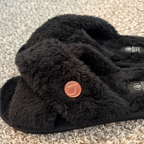 Like New Women’s Black Volcom Slippers Size 8 - Picture 2 of 4